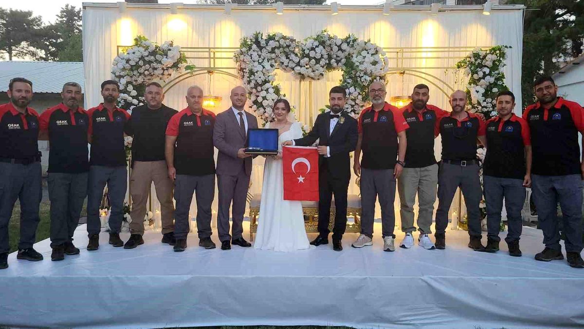 Depremde kurtarılan avukat düğününde kurtarma ekibini ağırladı