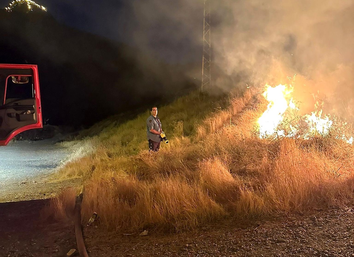 Hakkari\'de gece çıkan anız yangını itfaiye ekipleri tarafından söndürüldü