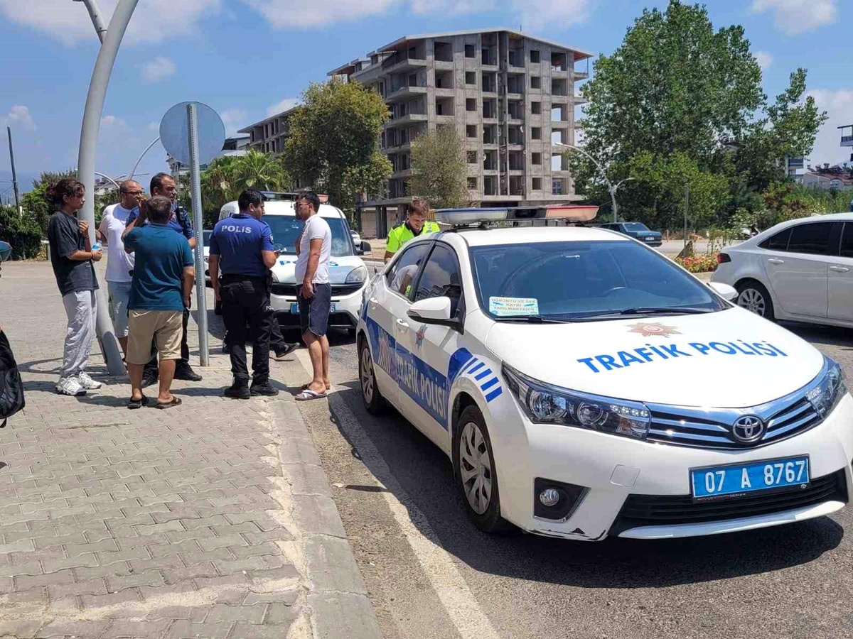 Antalya\'da hafif ticari araç ile motosiklet çarpıştı, sürücü yaralandı