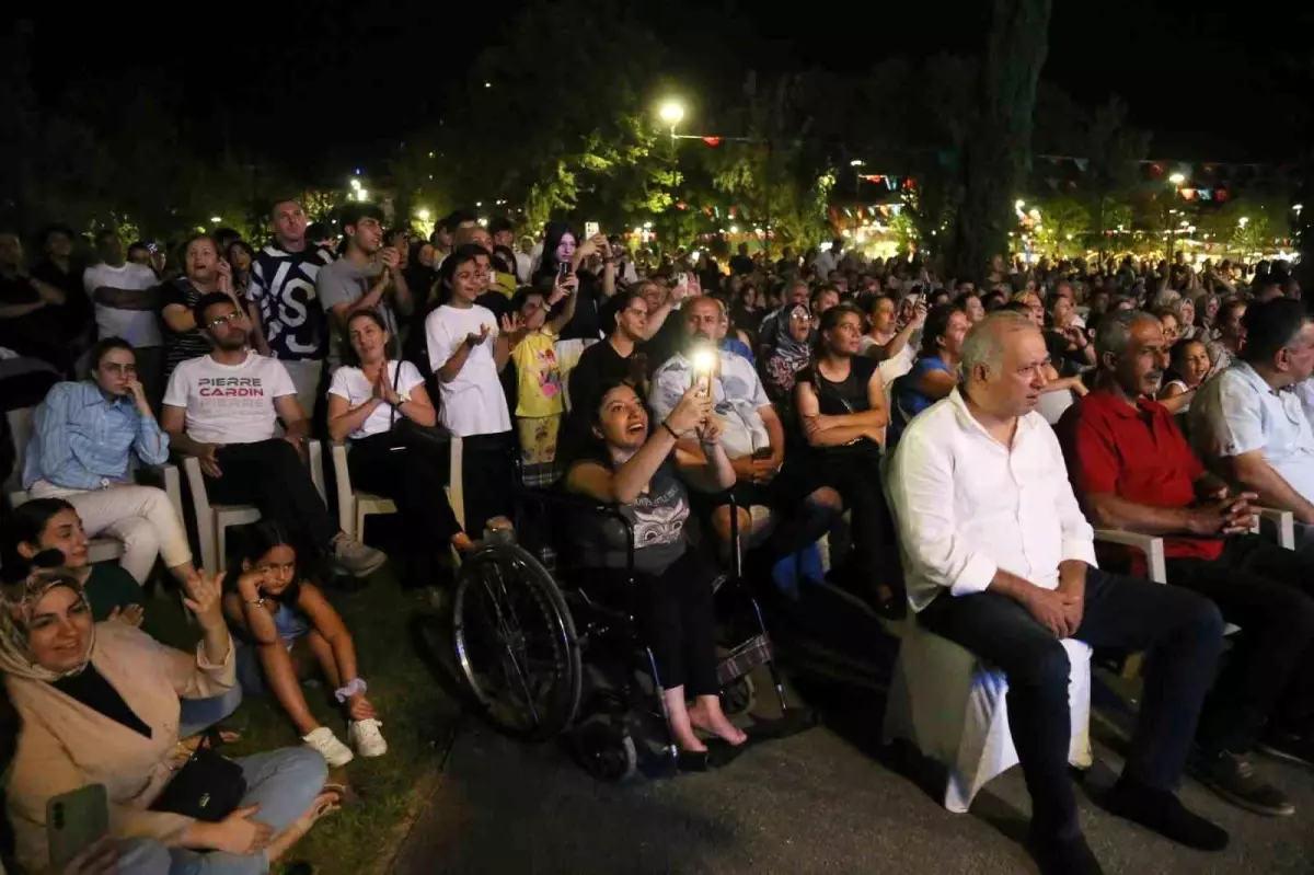 Gaziantep Hemşeri Dernekleri Festivali\'nde İhsan Güvenç Konser Verdi