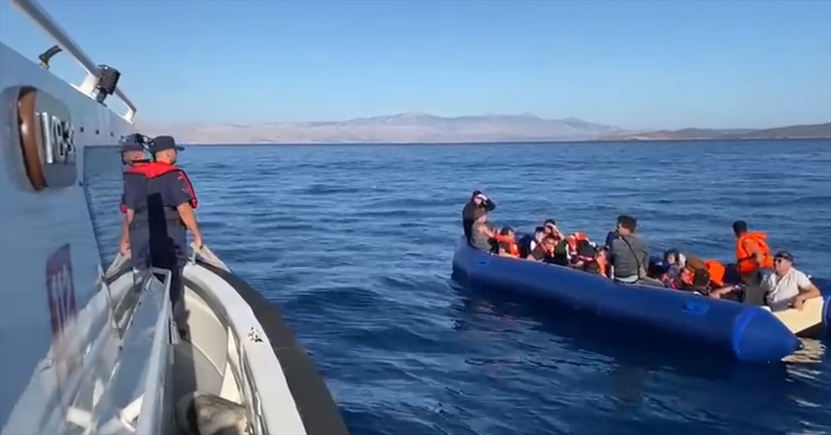İzmir\'de Yunanistan unsurlarınca Türk kara sularına itilen düzensiz göçmenler kurtarıldı