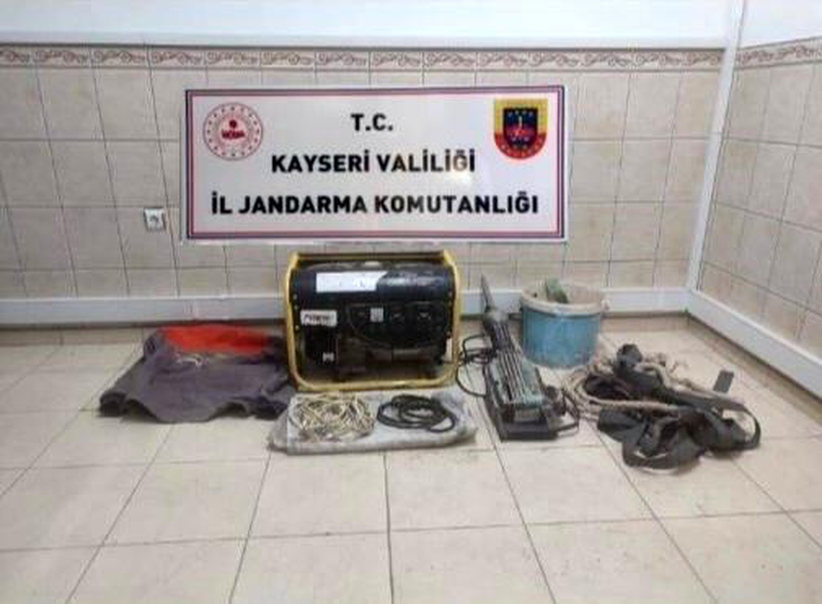 Kayseri\'de Kaçak Kazı Yapan Şahıslar Suçüstü Yakalandı