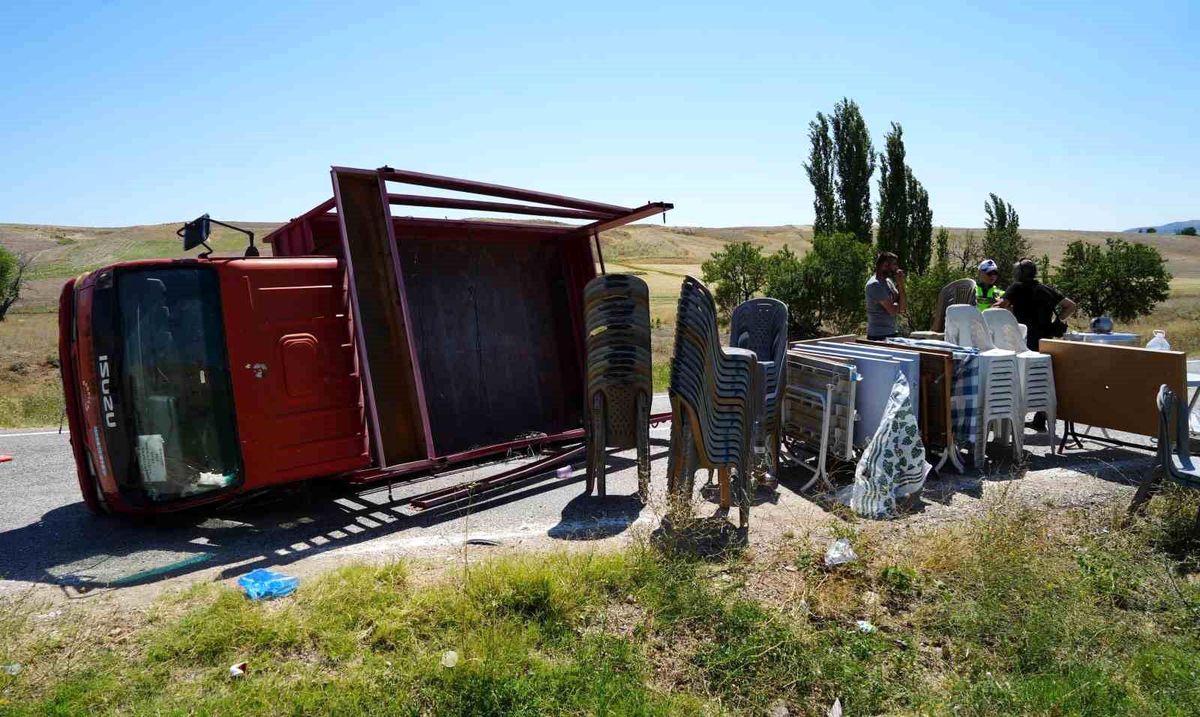 Kırıkkale\'de Kamyonet Devrildi: 8 Yaralı