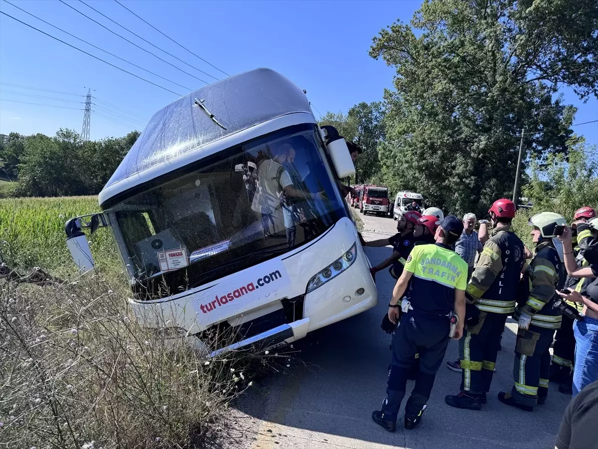 Kartepe\'de yan yatan tur otobüsündeki 43 kişi kurtarıldı