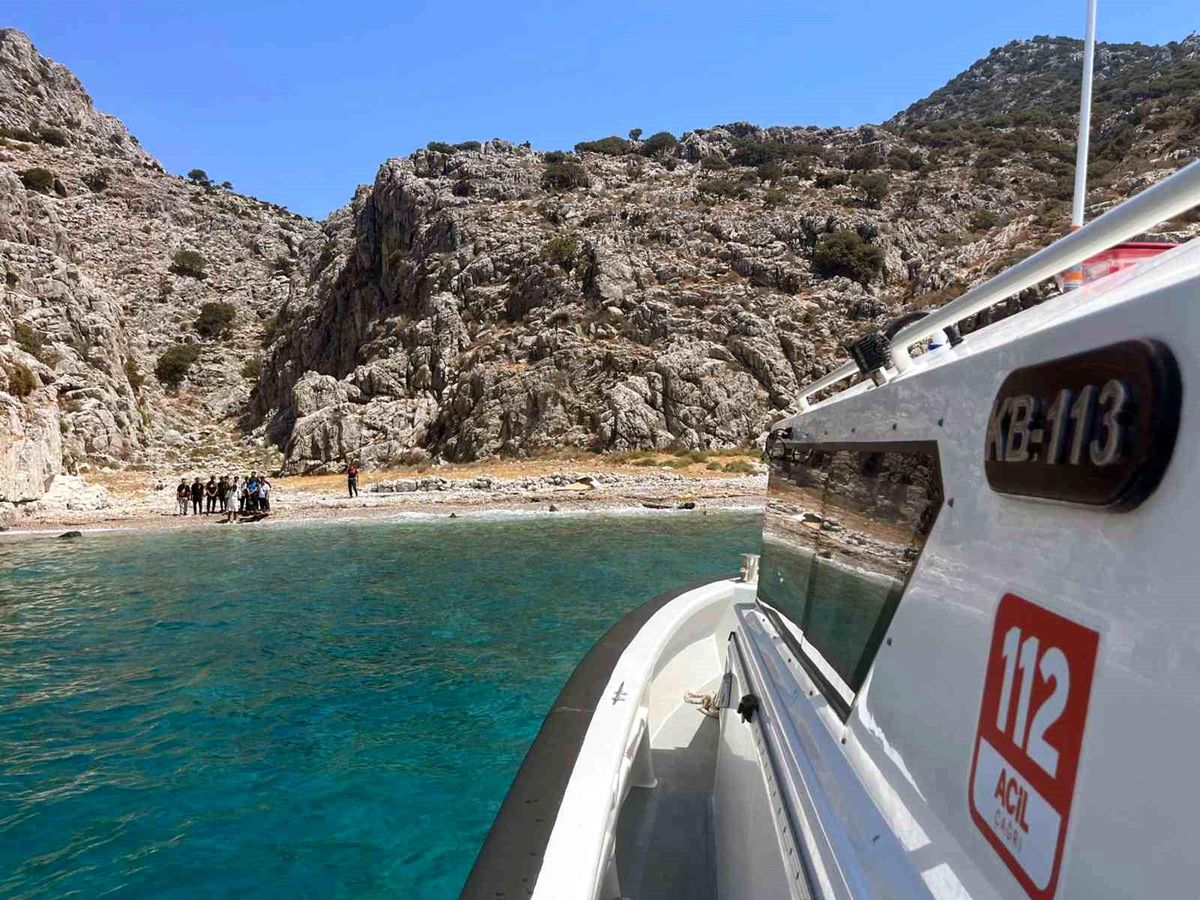 Marmaris\'te Karada Mahsur Kalan 22 Düzensiz Göçmen Kurtarıldı