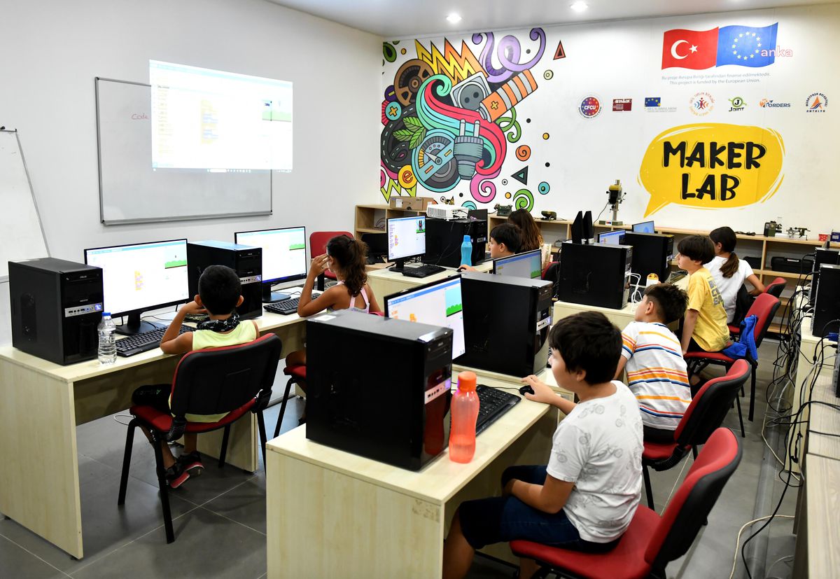 Antalya\'da Robotik-Kodlama Eğitimi Alan İlk Grup Mezun Oldu