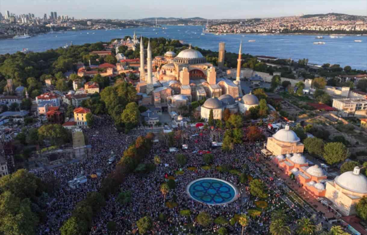 On binlerce kişi Haniye'nin son vasiyeti üzerine Ayasofya Meydanı'nda buluştu