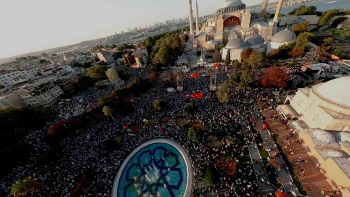 On binlerce kişi Haniye'nin son vasiyeti üzerine Ayasofya Meydanı'nda buluştu