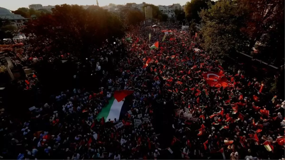 On binlerce kişi Haniye\'nin son vasiyeti üzerine Ayasofya Meydanı\'nda buluştu