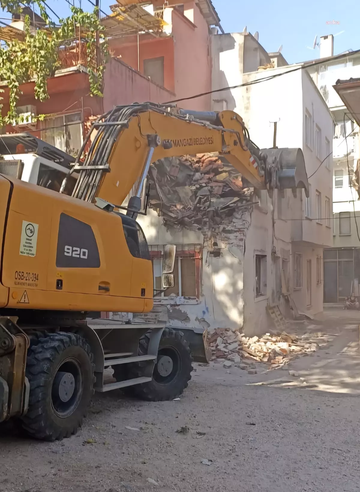 Osmangazi Belediyesi, İntizam Mahallesi\'nde Metruk Bina Yıktı