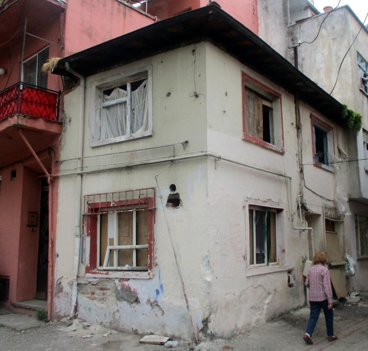 Osmangazi Belediyesi, İntizam Mahallesi\'nde metruk binayı yıktı