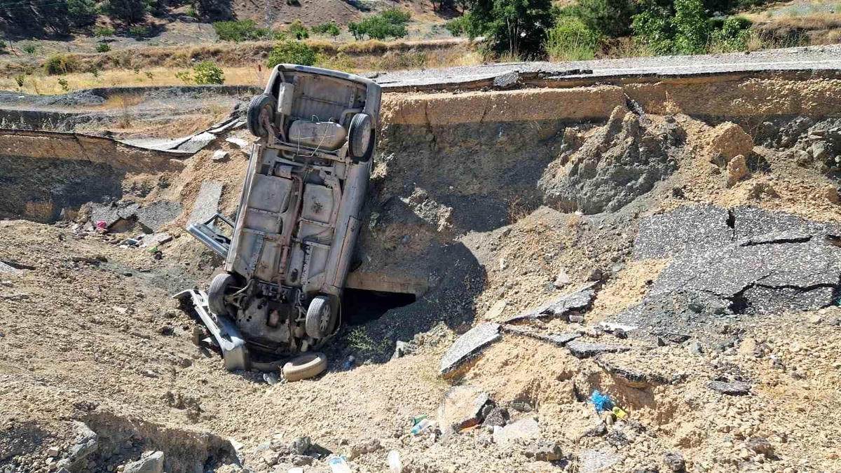 Adıyaman\'da Otomobil Şarampole Uçtu: 2 Yaralı