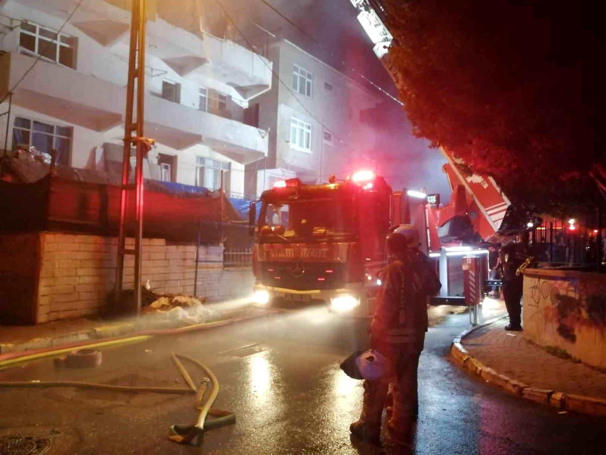 Pendik\'te Kimyasal Madde Depolanan Çatıda Yangın Çıktı