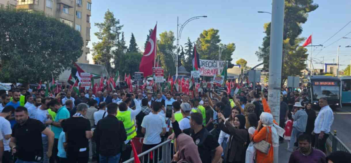 Şanlıurfa'da binlerce kişi İsmail Haniye'nin vasiyeti için bir araya geldi