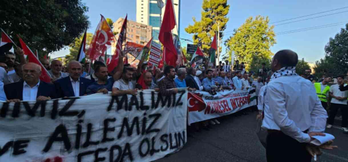 Şanlıurfa'da binlerce kişi İsmail Haniye'nin vasiyeti için bir araya geldi