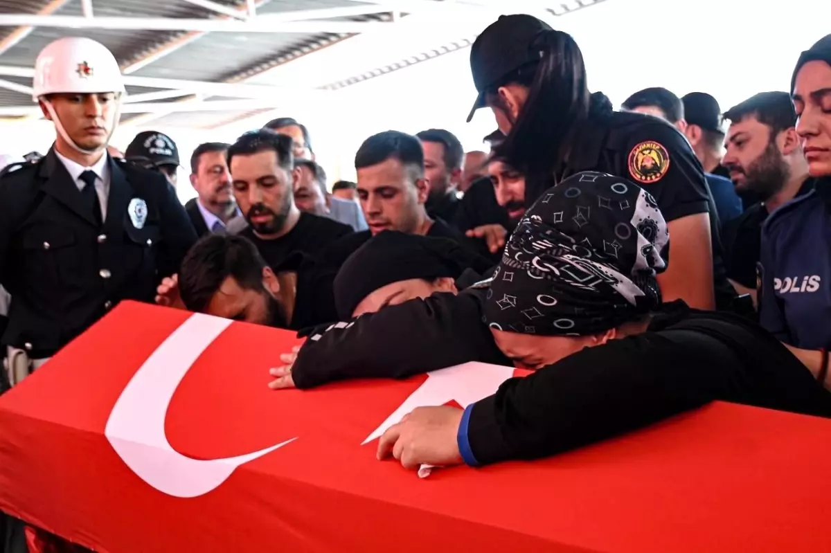 Gaziantep\'te eğitim kazası sonucu şehit olan polis memuru son yolculuğuna uğurlandı