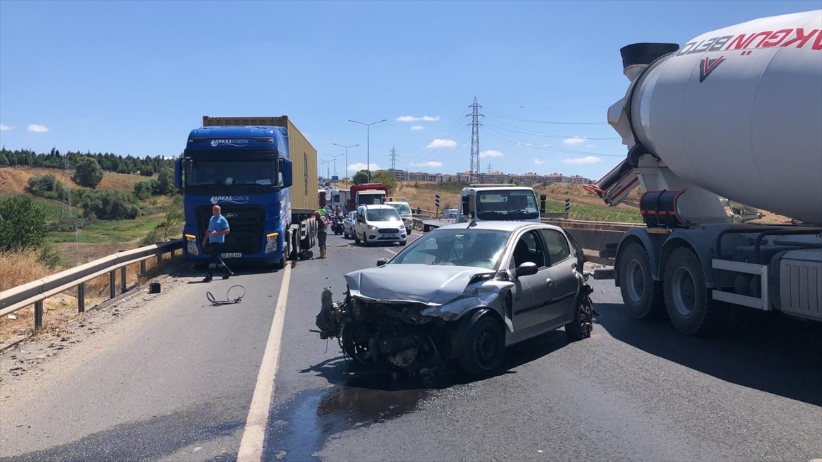 Çorlu\'da bariyerlere çarpan otomobilin sürücüsü yaralandı