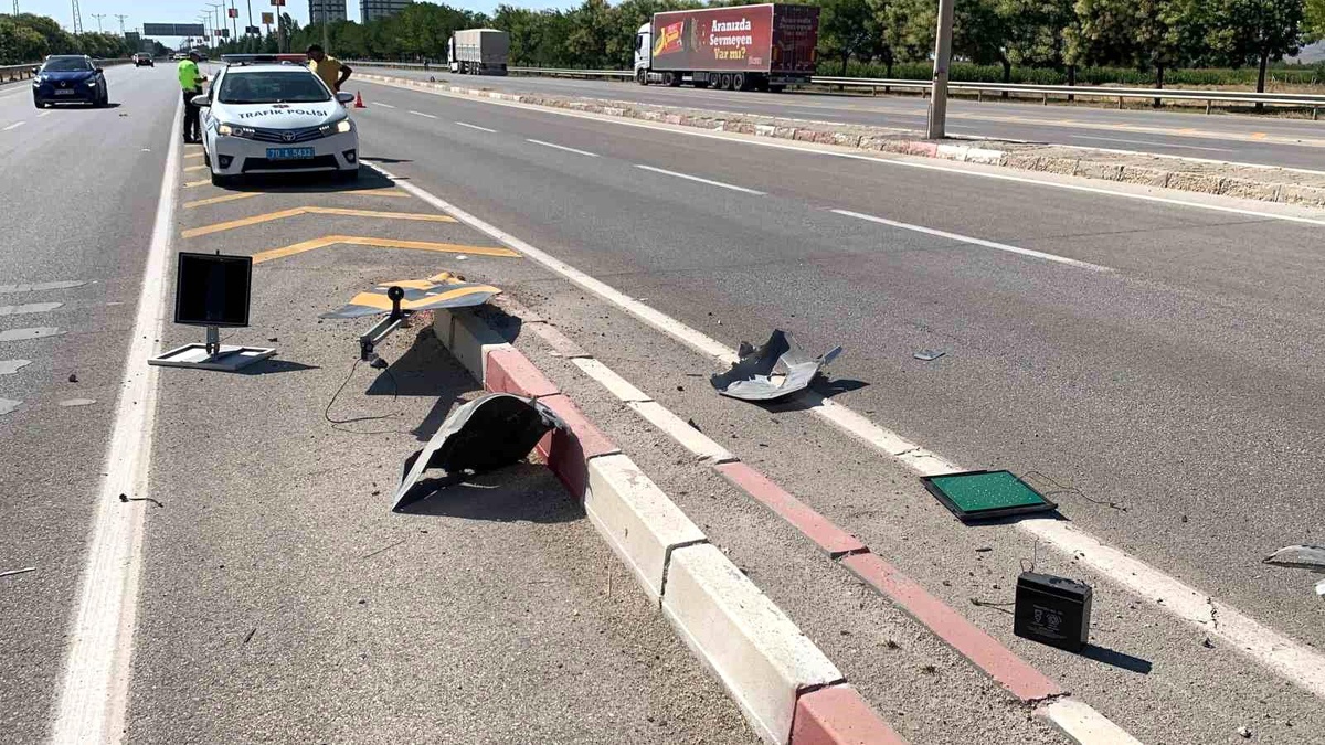 Karaman\'da Kontrolden Çıkan Otomobil Trafik Levhasına Çarptı