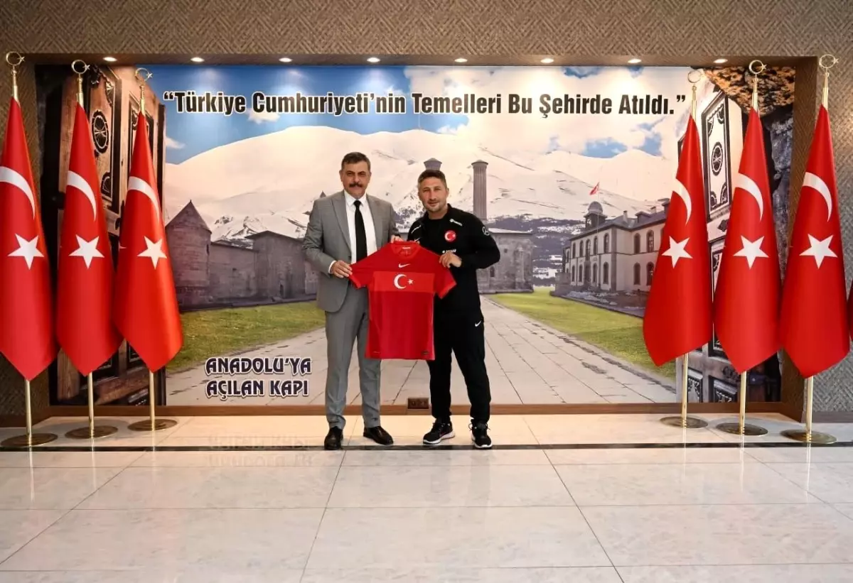 Erzurum Valisi Mustafa Çiftçi, 19 Yaş Altı Milli Futbol Takımı Teknik Sorumlusu Sabri Sarıoğlu\'nu kabul etti