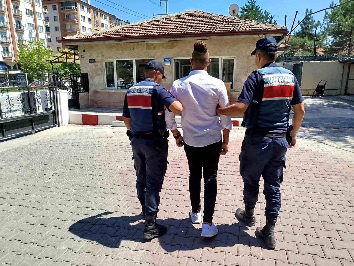 Afyonkarahisar\'da Hırsızlık Suçundan Mahkum Şahıs Yakalandı