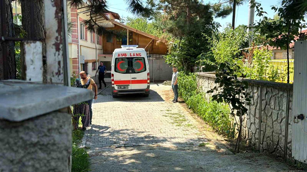 Bolu\'da 82 yaşındaki yaşlı adam çatı iskelesinden düşerek ağır yaralandı