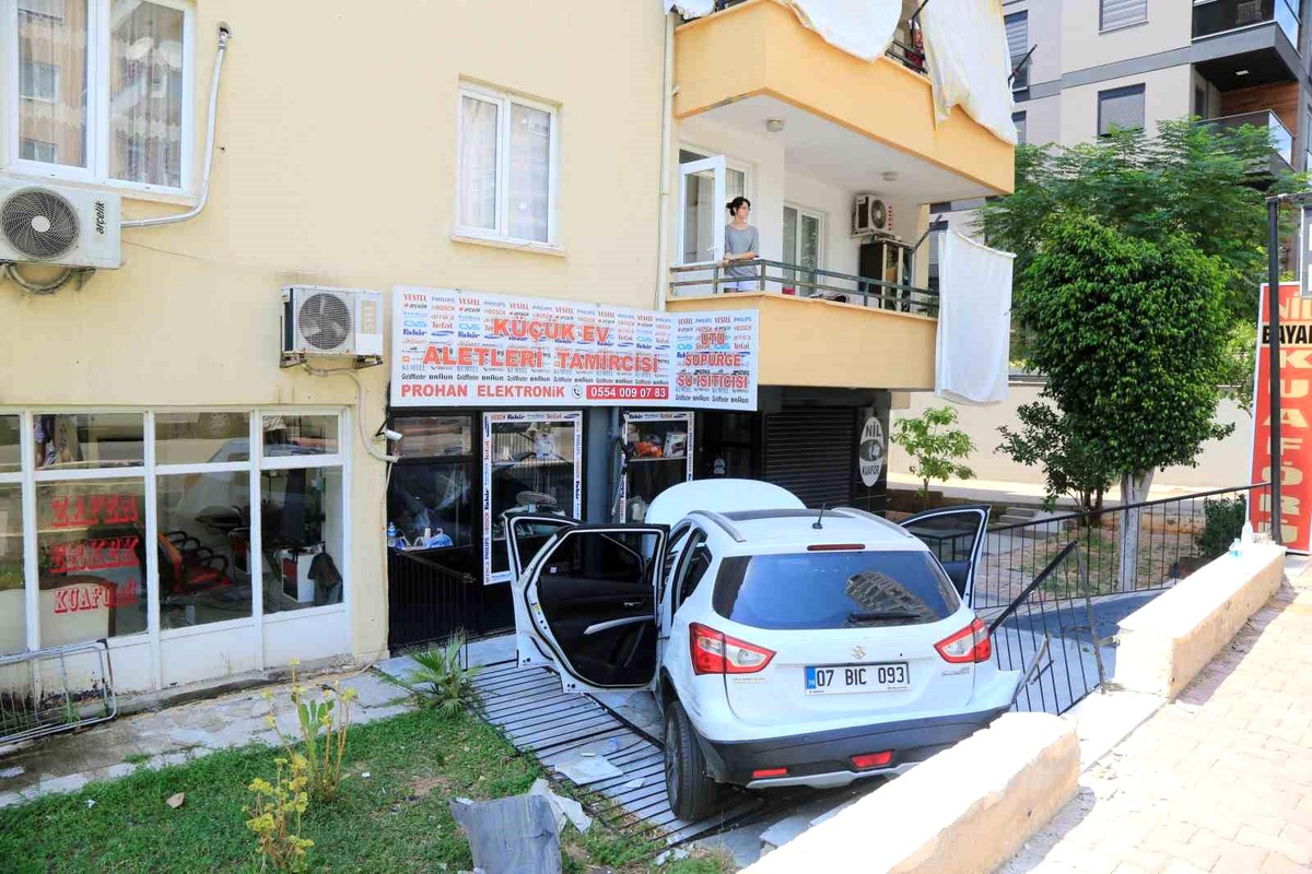 Antalya\'da trafik kazası: Araç apartman bahçesine uçtu