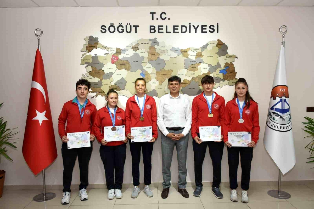 Bilecikli Avrupa Şampiyonları Söğüt Belediye Başkanı\'nı Ziyaret Etti