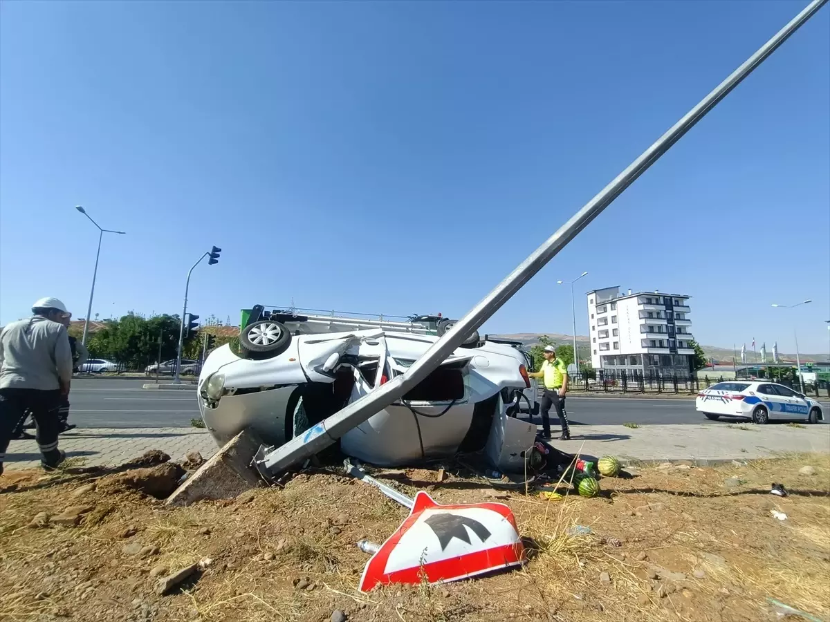 Bingöl\'de otomobilin aydınlatma direğine çarpması sonucu 4 kişi yaralandı