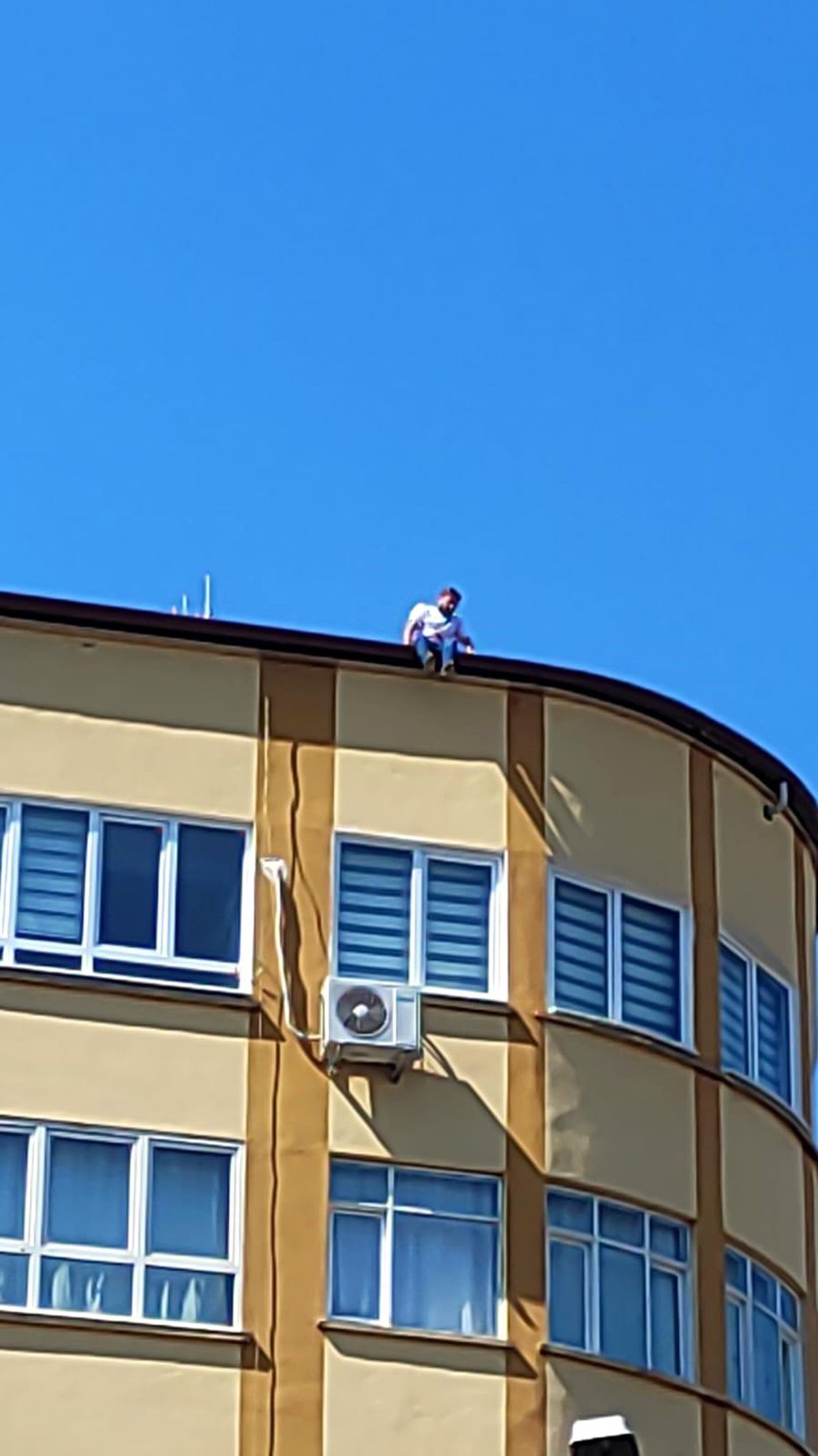 Aydın\'da İş Hanının Çatısına Çıkan Şahıs İkna Edilerek Kurtarıldı