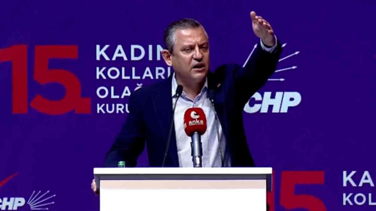 CHP'nin Kadın Kolları kongresinde gergin anlar! Sloganı duyan Özel erkekleri salondan dışarı attırdı