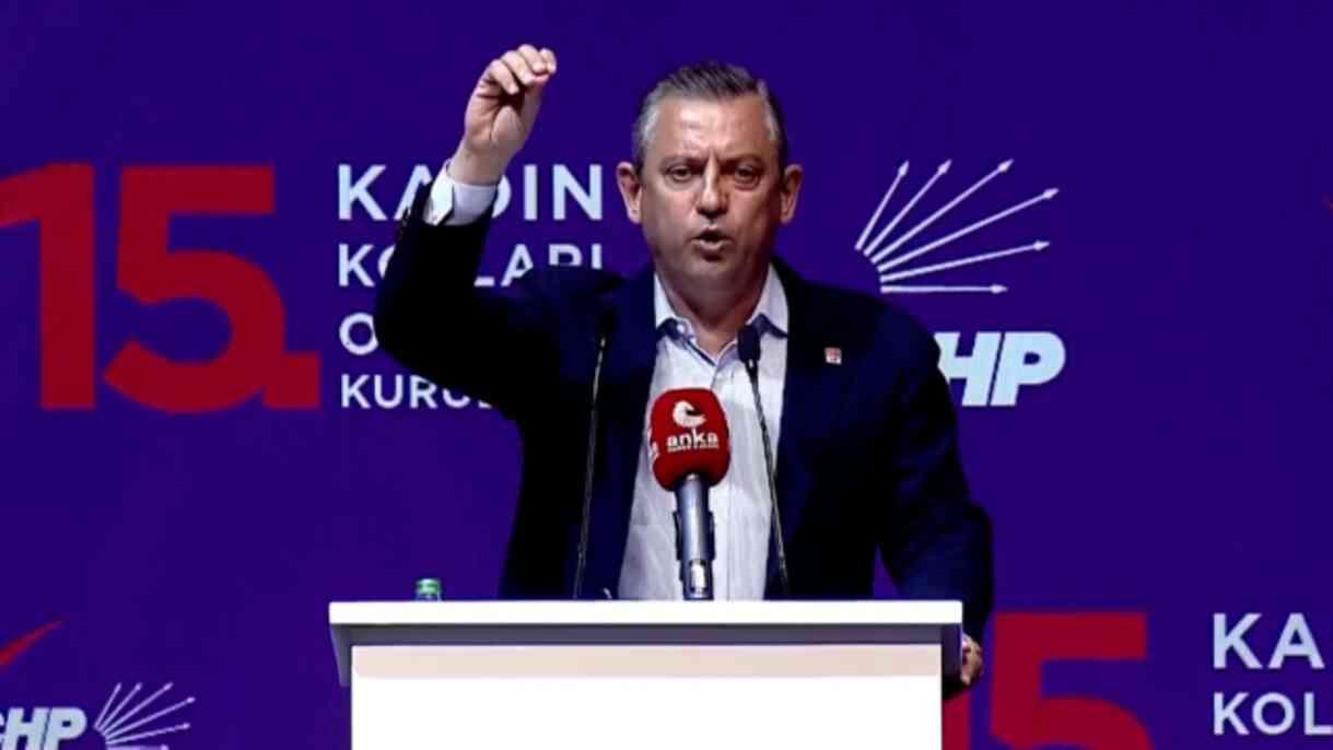 CHP'nin Kadın Kolları kongresinde gergin anlar! Sloganı duyan Özel erkekleri salondan dışarı attırdı