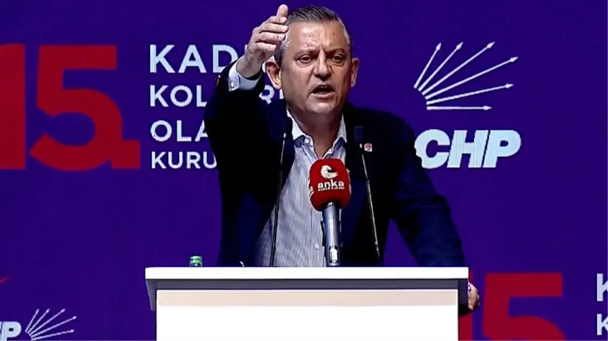 CHP\'nin Kadın Kolları kongresinde gergin anlar! Sloganı duyan Özel erkekleri salondan dışarı attırdı