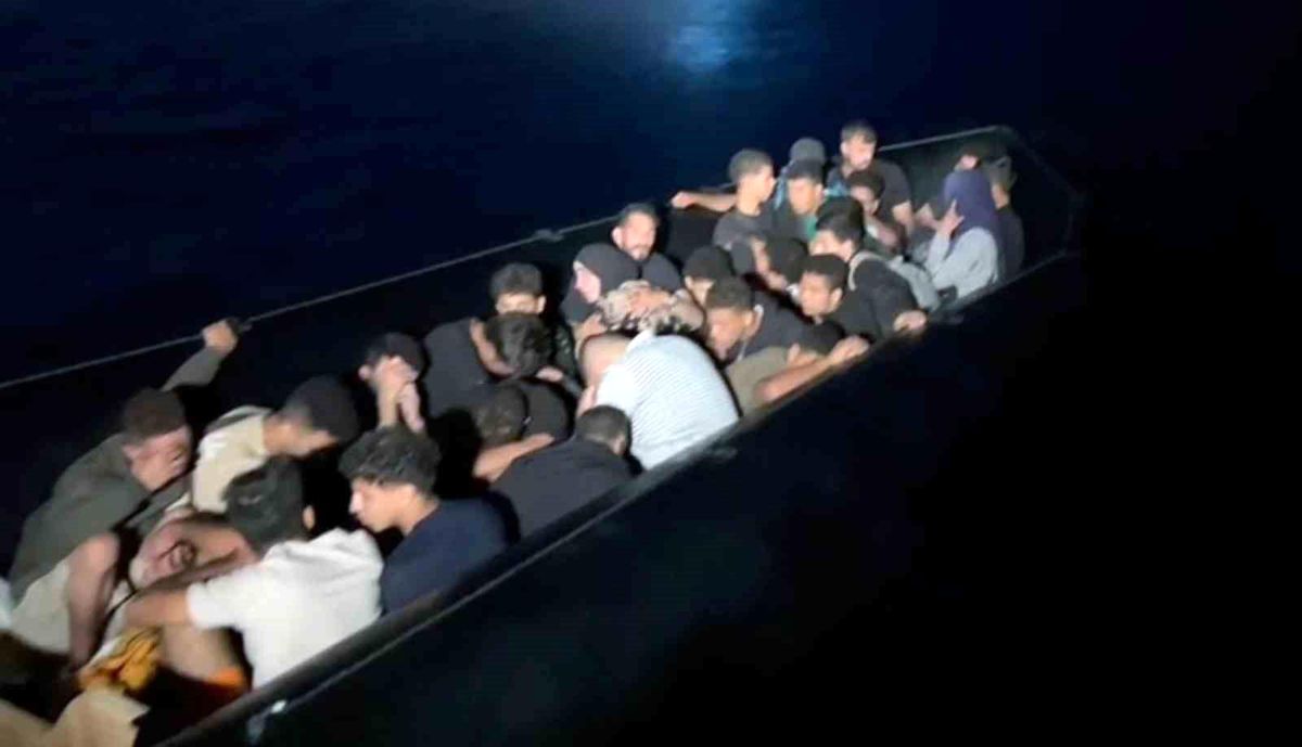 Muğla\'da Sahil Güvenlik ekipleri 48 düzensiz göçmeni kurtardı