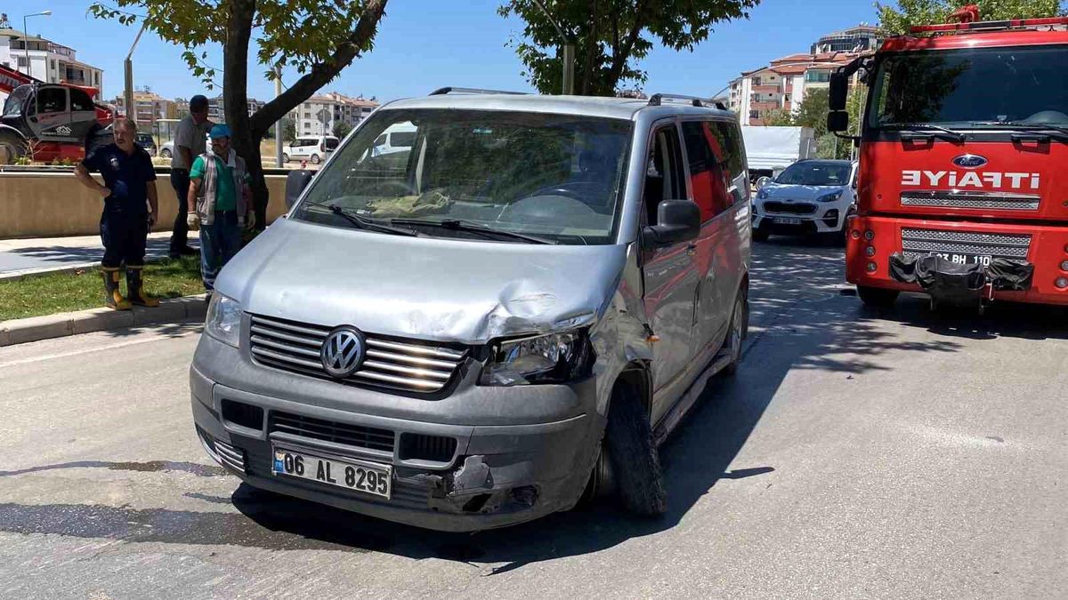 Elazığ\'da otomobil ile panelvanın çarpışması sonucu 2 kişi yaralandı