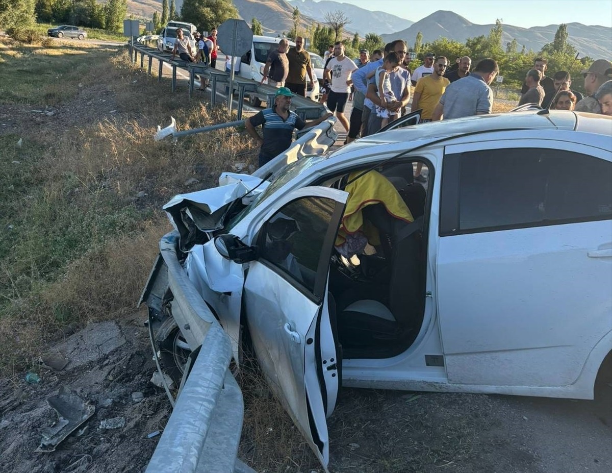 Erzincan\'da Otomobil Çarpışması: 2\'si Çocuk, 8 Kişi Yaralandı