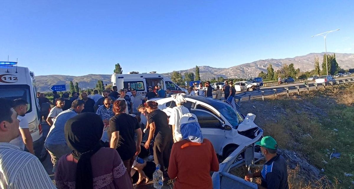 Erzincan\'da trafik kazası: 8 kişi yaralandı