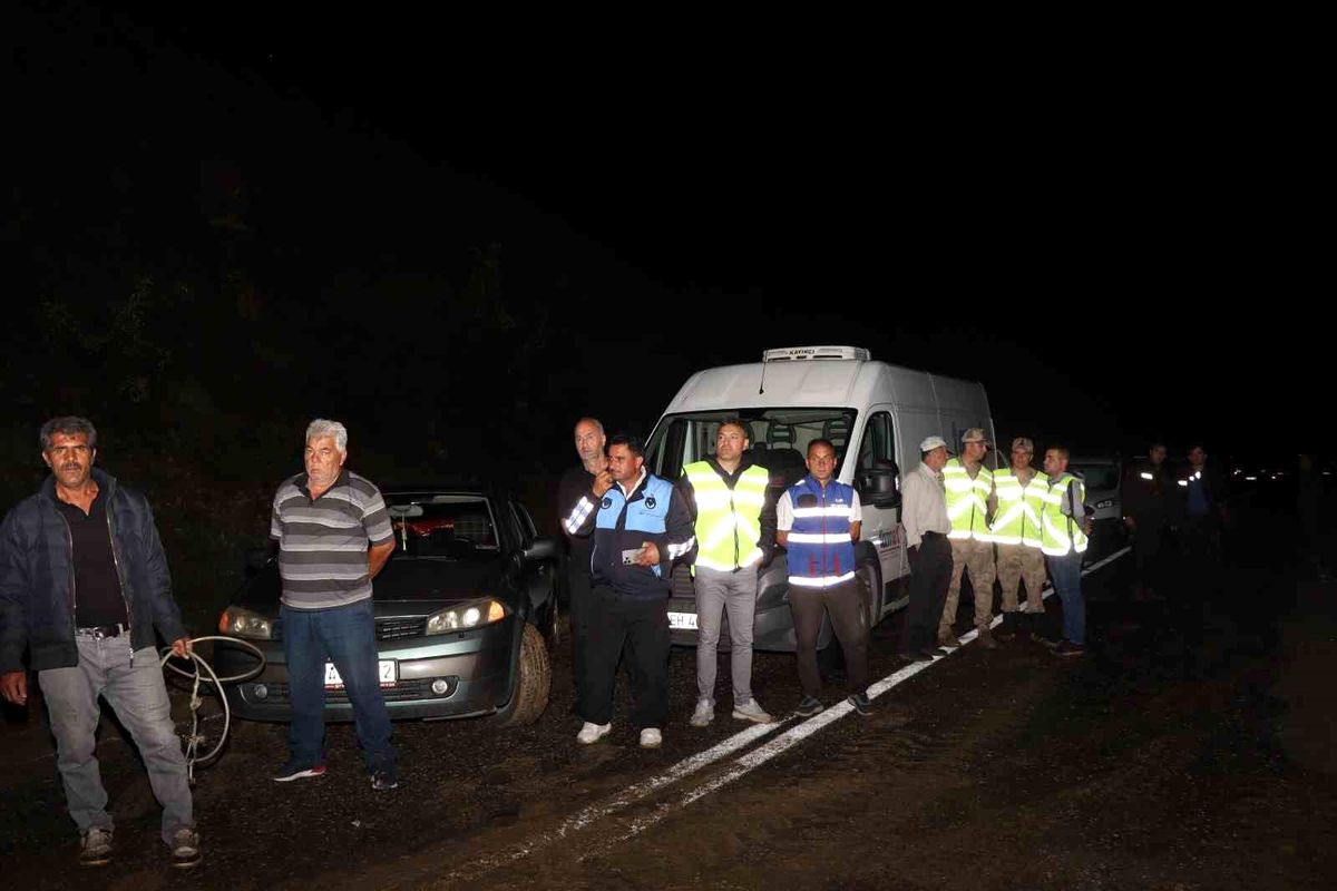 Erzurum\'u Karadeniz\'e bağlayan Artvin yolu yoğun yağış nedeniyle trafiğe kapandı