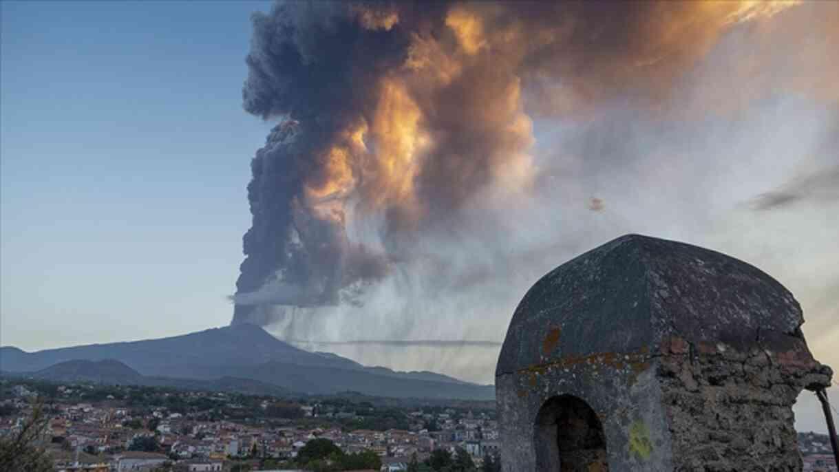 Etna Yanardağı lav püskürtmeye başladı! Bölge için 'Kırmızı' kodlu uyarı mesajı