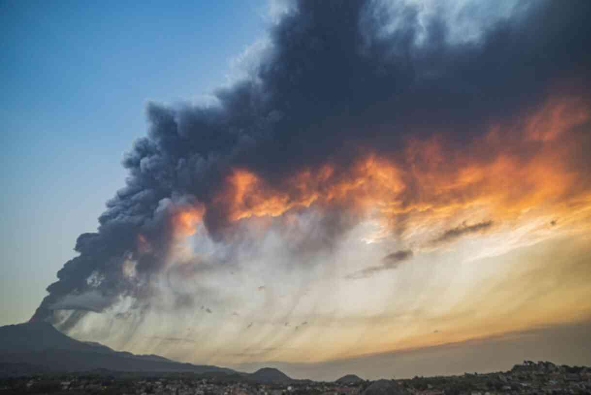 Etna Yanardağı lav püskürtmeye başladı! Bölge için 'Kırmızı' kodlu uyarı mesajı