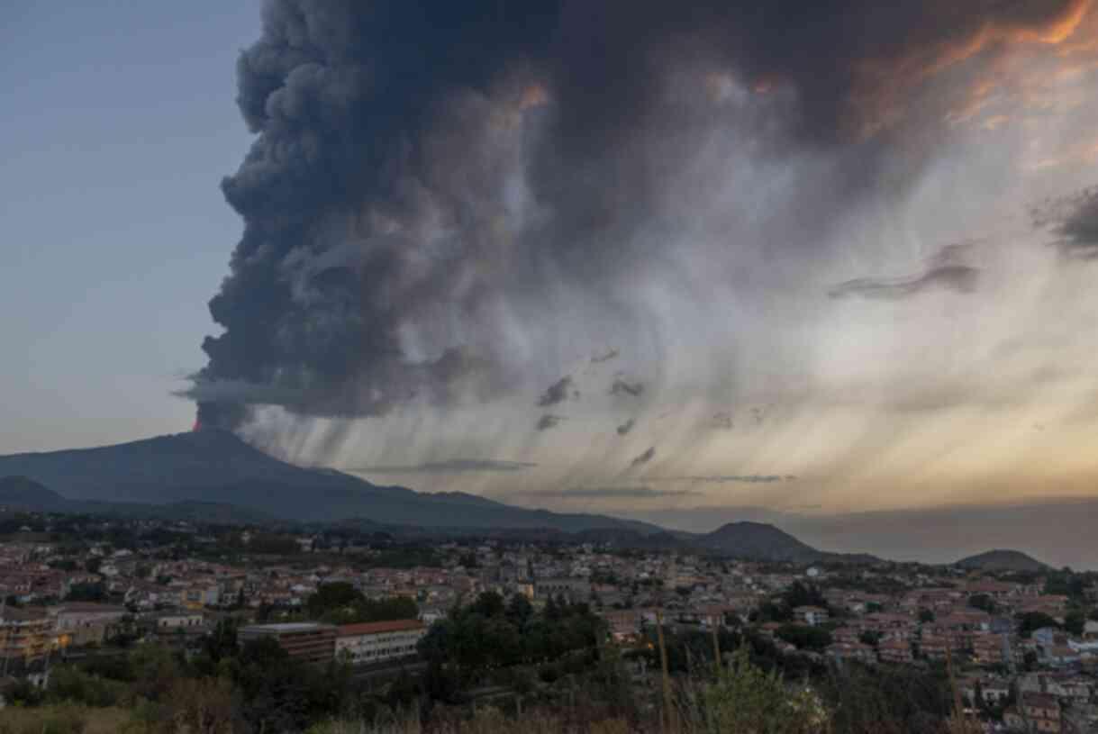 Etna Yanardağı lav püskürtmeye başladı! Bölge için 'Kırmızı' kodlu uyarı mesajı