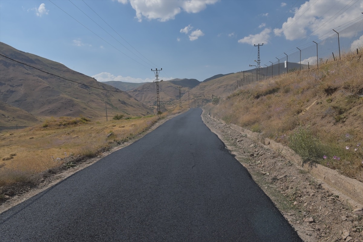 Hakkari\'de köy yolları sıcak asfaltla kaplanıyor