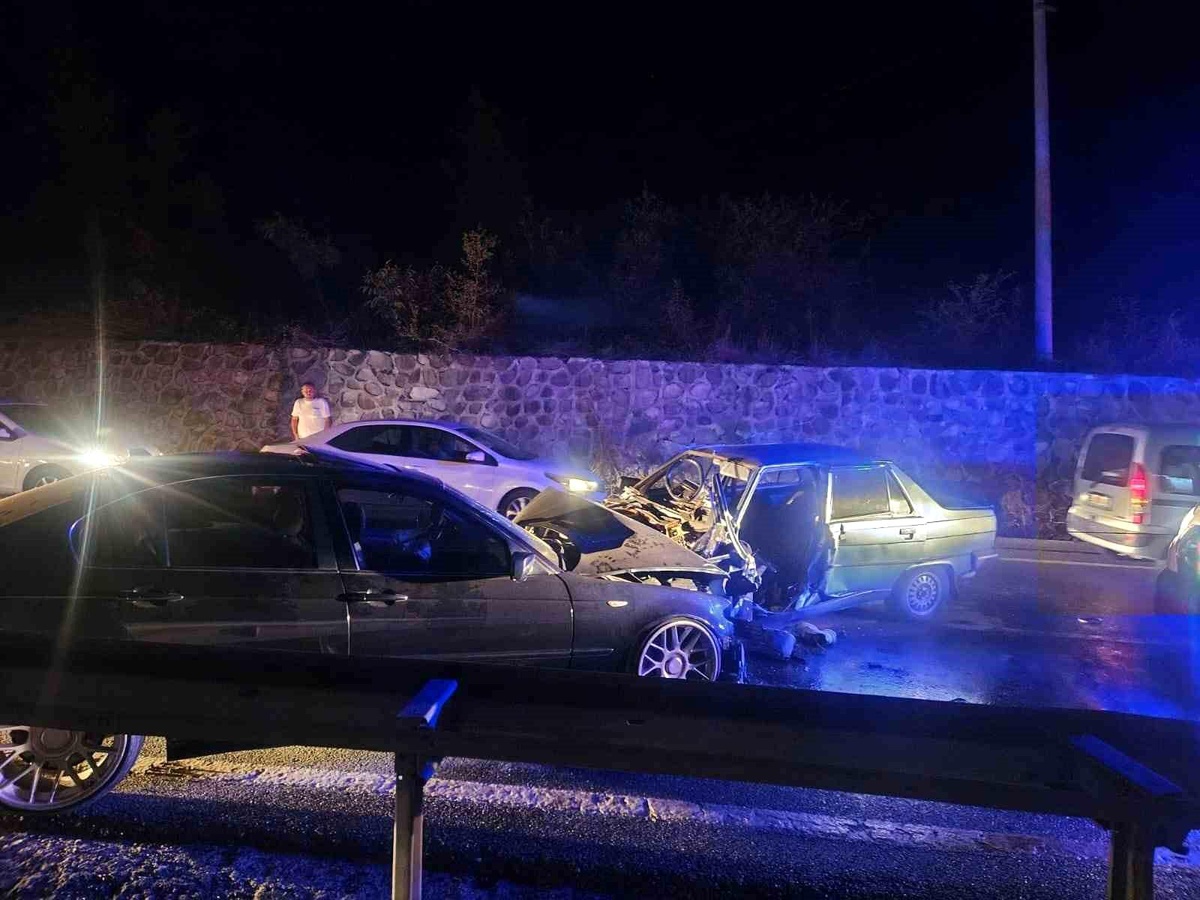 Sakarya\'da kafa kafaya çarpışan otomobillerde 4 kişi yaralandı