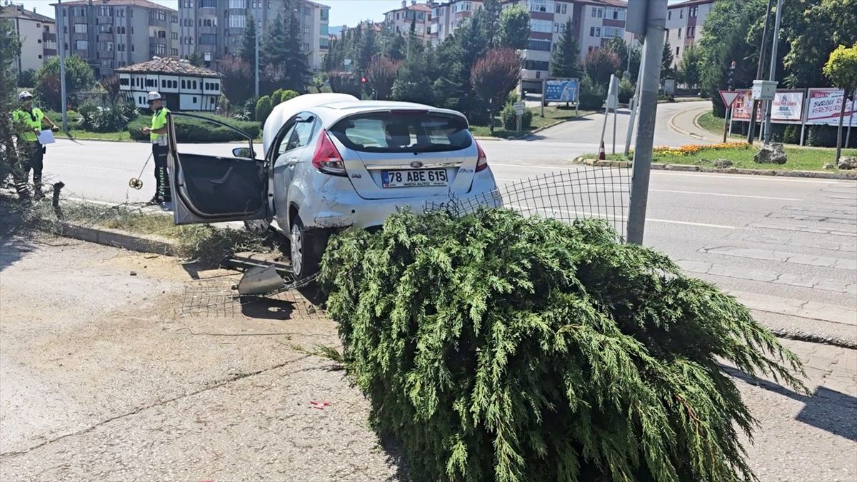 Safranbolu\'da otomobil ağaçlara çarptı, sürücü yaralandı