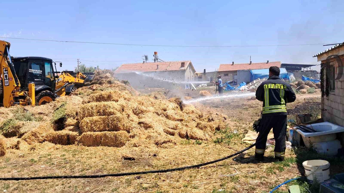 Karaman\'da Saman Balyalarının Yanmasıyla Çıkan Yangında 400 Balya Saman Kül Oldu