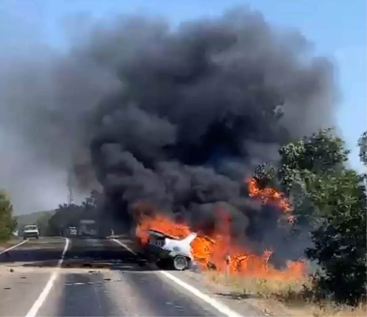 Manisa\'da kafa kafaya çarpışan otomobillerden biri alev topuna döndü, 5 kişi yaralandı