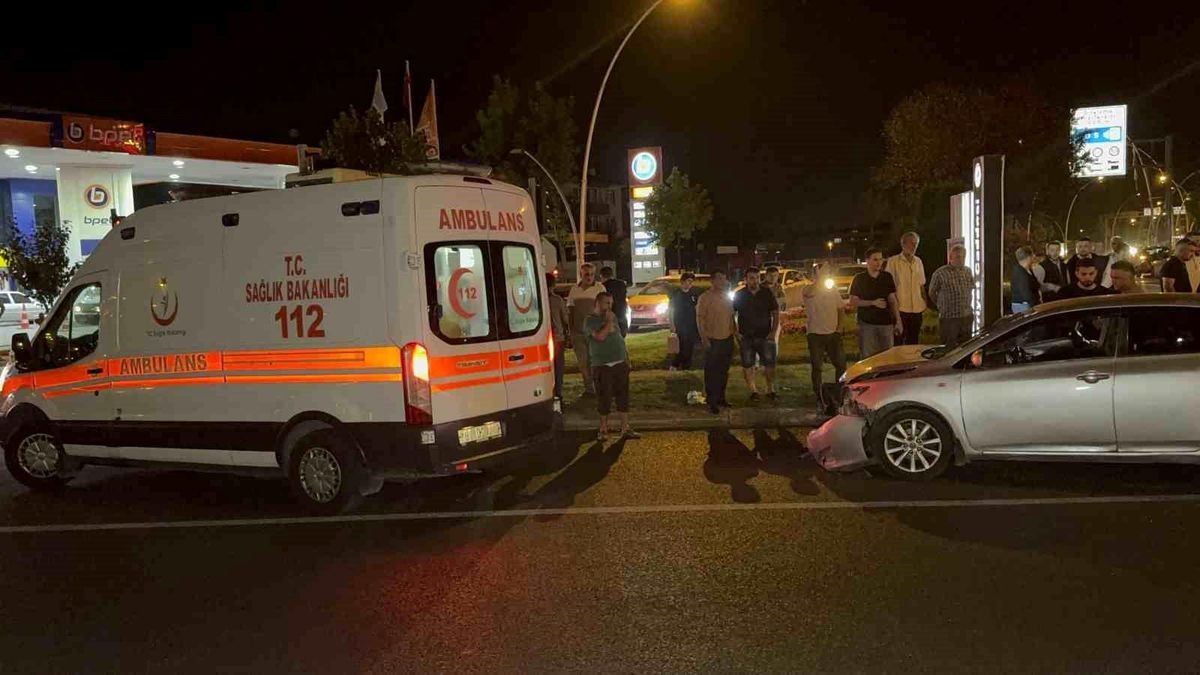 Düzce\'de Kırmızı Işıkta Geçen Otomobil 2 Araça Çarptı, 3 Kişi Yaralandı