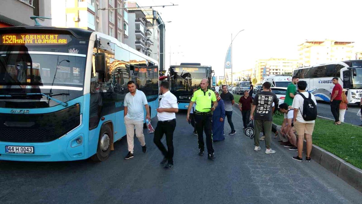 Malatya\'da otomobil ile özel halk otobüsü çarpıştı: 2 yaralı