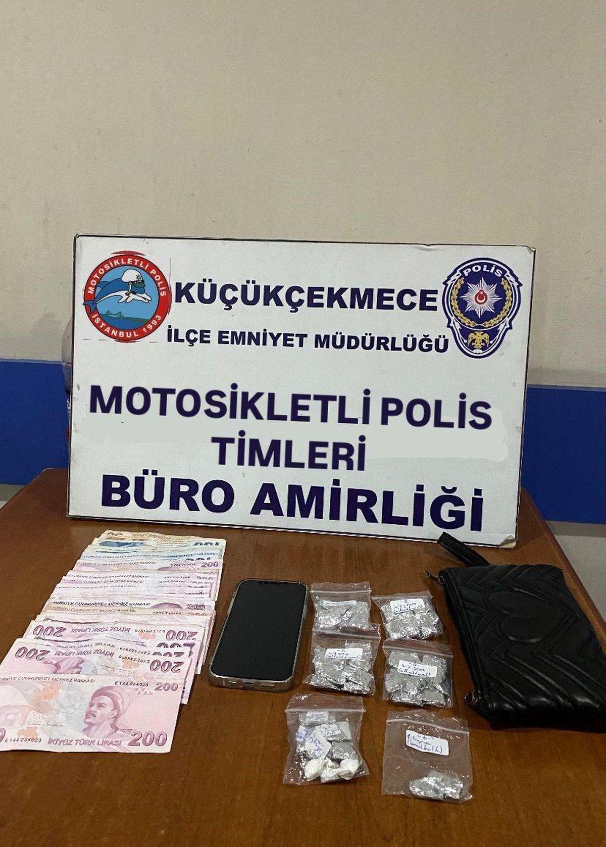 Küçükçekmece\'de Telefon Uygulamasıyla Çalışan Uyuşturucu Zulası Bulundu
