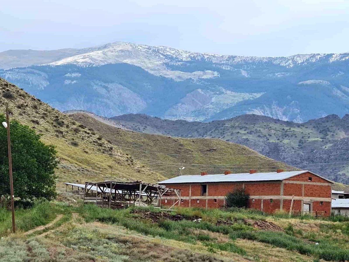 Erzurum\'un kuzey ilçelerinde etkili olan yağışlar ilginç görüntüler oluşturdu