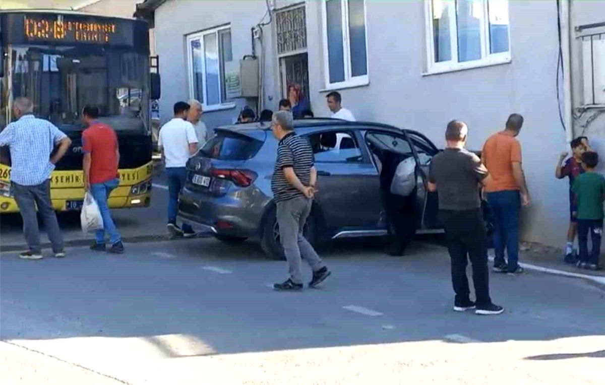 Bursa\'da otomobil sürücüsü evin içine girdi